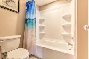 Ένα μπάνιο στο Patio and Walk to Beach Hilton Head Island Townhome +20 φωτογραφίες