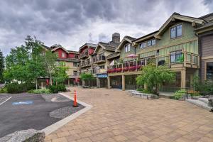 un parking en face d'un grand bâtiment dans l'établissement Mcall Townhome with Garage Walk to Payette Lake!, à McCall