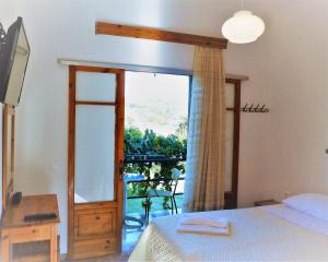 a bedroom with a bed and a window with a view at Giannis in Agios Georgios Pagon