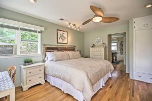 Ένα ή περισσότερα κρεβάτια σε δωμάτιο στο Oceanside Home with Yard - Walk to Beach and Pier