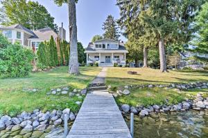 Vrt pred nastanitvijo Petoskey Waterfront Cottage with Deck and Grill!
