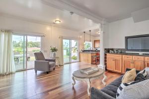 een woonkamer met een bank en een tafel bij San Diego Home with Yard - 2 Blocks to the Bay! in San Diego