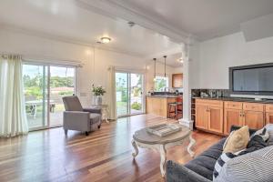 San Diego Home with Yard - 2 Blocks to the Bay! 휴식 공간