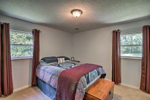 Llit o llits en una habitació de Renovated Home on Watauga River, By Boat Ramp