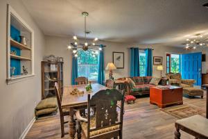 Ruang duduk di Renovated Home on Watauga River, By Boat Ramp