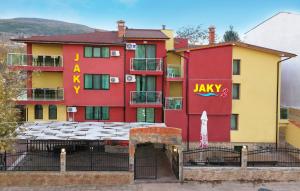 un edificio rojo y amarillo con un signo de jax en él en Hotel Jaky SPA Complex, en Kranevo