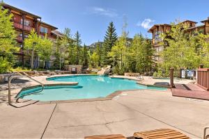 Solitude Mountain Resort Condo at Lift Base! tesisinde veya buraya yakın yüzme havuzu