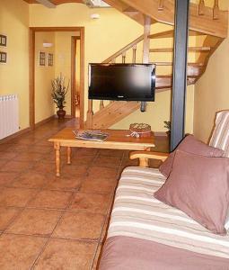 A television and/or entertainment centre at Apartamentos Turismo Rural Casa Santorroman