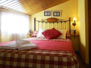 En eller flere senger på et rom på Apartamentos Turismo Rural Casa Santorroman