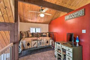 1 dormitorio con 1 cama y ventilador de techo en Prescott Cabin with Gas Grill about 10 Min To Downtown! en Prescott