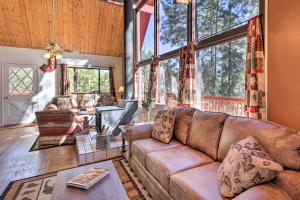 Posezení v ubytování 3 Mi to Downtown Cabin with Gas Grill in Prescott