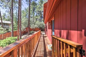 Balkón nebo terasa v ubytování 3 Mi to Downtown Cabin with Gas Grill in Prescott
