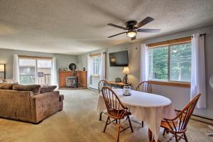 Seating area sa Lincoln Condo with Pool Access - 6 Mi to Loon Mtn!