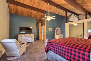 um quarto com uma cama e uma ventoinha de tecto em Prescott Cabin with Gas Grill about 10 Min To Downtown! em Prescott