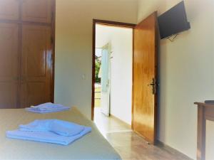 ein Schlafzimmer mit einem Bett mit zwei Handtüchern darauf in der Unterkunft Giannis in Agios Georgios Pagon