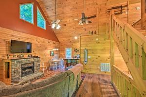 Η κουζίνα ή μικρή κουζίνα στο Rustic Andrews Cabin Rental with Deck and Fire Pit!