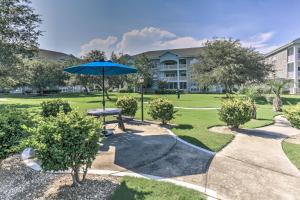 גינה חיצונית ב-Myrtle Beach Condo with Community Pool Views!