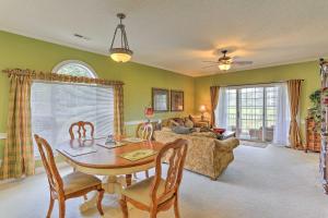 אזור ישיבה ב-Myrtle Beach Condo with Community Pool Views!