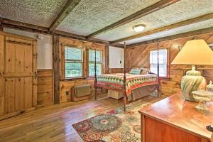 Imagen de la galería de Rustic Bradford Cottage - 14 Miles to Sunapee Mtn!, en Bradford