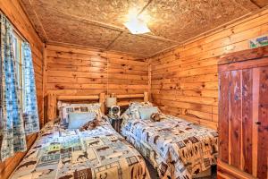 Postel nebo postele na pokoji v ubytování Rustic Hayward Cabin With Spider Lake Access!