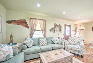 Fotografie z fotogalerie ubytování Half-Mi to Seadrift Harbor Seadrift Home with Deck v destinaci Seadrift