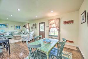 Fotografie z fotogalerie ubytování Half-Mi to Seadrift Harbor Seadrift Home with Deck v destinaci Seadrift + 18 fotografií