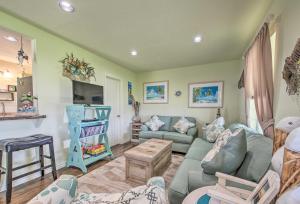 Fotografie z fotogalerie ubytování Half-Mi to Seadrift Harbor Seadrift Home with Deck v destinaci Seadrift