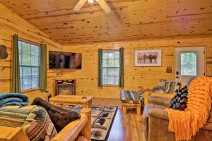 TV at/o entertainment center sa Serene Broken Bow Cabin with Hot Tub and Fire Pit