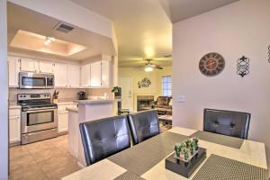 cocina y comedor con mesa y sillas en Scottsdale Condo Community Pool, Walkable Area, en Scottsdale