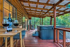 Balcony o terrace sa Serene Broken Bow Cabin with Hot Tub and Fire Pit