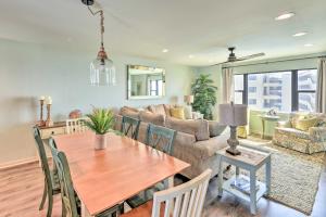 ein Wohnzimmer mit einem Tisch und einem Sofa in der Unterkunft Atlantic Beach Resort Condo with Ocean Views! in Atlantic Beach