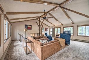 ein Wohnzimmer mit zwei Sofas und einem Tisch in der Unterkunft 14 Mi to Ski Apache Ruidoso Home with Deck and Grill! in Ruidoso