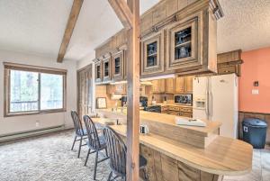 eine Küche mit Holzschränken und einem Tisch und Stühlen in der Unterkunft 14 Mi to Ski Apache Ruidoso Home with Deck and Grill! in Ruidoso