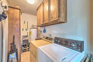 eine Küche mit einer Waschmaschine und einem Kühlschrank in der Unterkunft 14 Mi to Ski Apache Ruidoso Home with Deck and Grill! in Ruidoso + 22 Fotos
