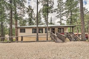 ein Haus mitten im Wald in der Unterkunft 14 Mi to Ski Apache Ruidoso Home with Deck and Grill! in Ruidoso