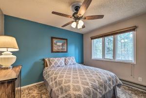 ein Schlafzimmer mit Bett und Deckenventilator in der Unterkunft 14 Mi to Ski Apache Ruidoso Home with Deck and Grill! in Ruidoso