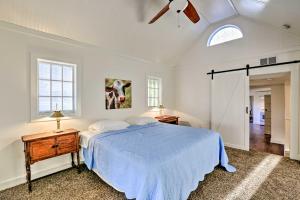 Cama o camas de una habitación en Ferndale Cottage on Private 20 Acre Farm!