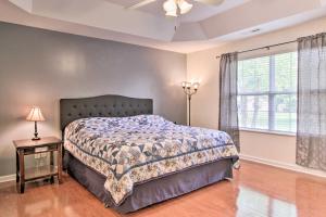 una camera da letto con un letto e una finestra di Home with Community Pool - 2 Miles to The Island! a Pigeon Forge