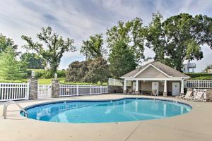 Piscina di Home with Community Pool - 2 Miles to The Island! o nelle vicinanze