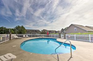 Piscina di Home with Community Pool - 2 Miles to The Island! o nelle vicinanze