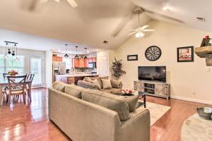 TV o dispositivi per l'intrattenimento presso Home with Community Pool - 2 Miles to The Island!