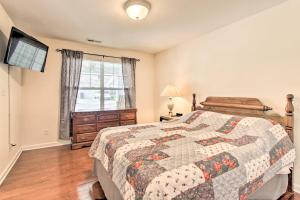 una camera da letto con un letto, una televisione e una finestra di Home with Community Pool - 2 Miles to The Island! a Pigeon Forge Altre 22 foto