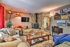 una sala de estar con sofás y una chimenea de piedra. en Cozy Hideaway with Grill, 17 Mi to Asheville, en Black Mountain