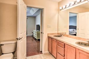 un bagno con 2 lavandini e servizi igienici e una camera da letto di Home with Community Pool - 2 Miles to The Island! a Pigeon Forge