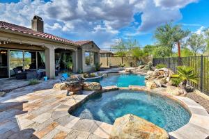 - une piscine dans une cour avec une maison dans l'établissement Phoenix Retreat with Hot Tub, Pool and Mountian Views!, à Phoenix