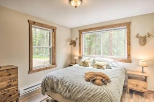 Un pat sau paturi într-o cameră la Breckenridge Retreat with Hot Tub and Mountain Views!
