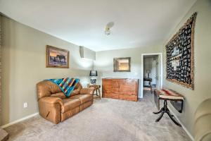 Zona d'estar a Walkout Apartment with Mtn View on Cortez Ranch