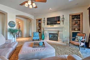 - un salon avec un canapé et une cheminée dans l'établissement Phoenix Retreat with Hot Tub, Pool and Mountian Views!, à Phoenix