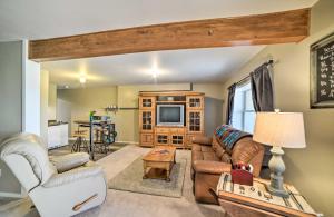Zona d'estar a Walkout Apartment with Mtn View on Cortez Ranch