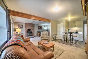 Zona d'estar a Walkout Apartment with Mtn View on Cortez Ranch